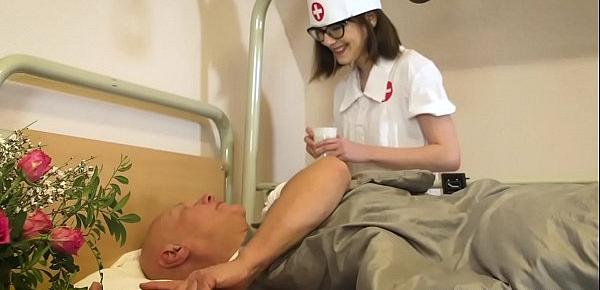 Hospital nurse blows old patient